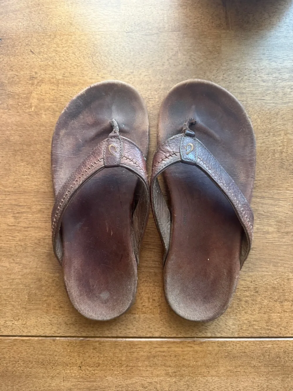OluKai Haipo Men's Brown Leather Flip-Flop Sandals
